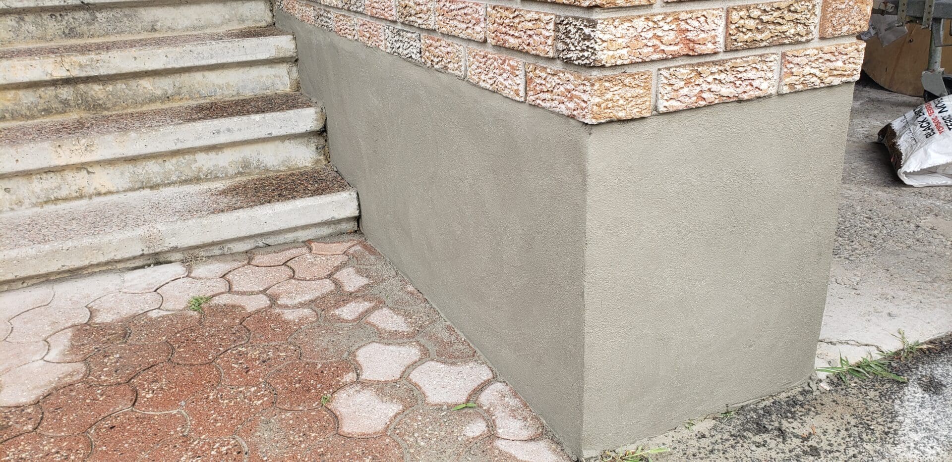 A cemented wall with cemented base