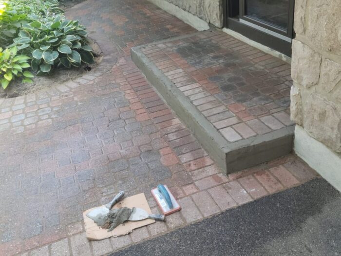 Interlock step reset level with the walkway